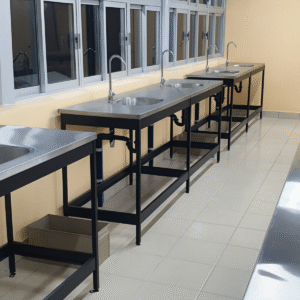 Mesa de lavado con dos tarjas, con llaves cuello de ganso incluidas.