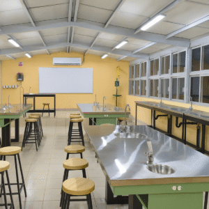 Mesa central para laboratorio con cubierta en acero inoxidable y llaves combinadas